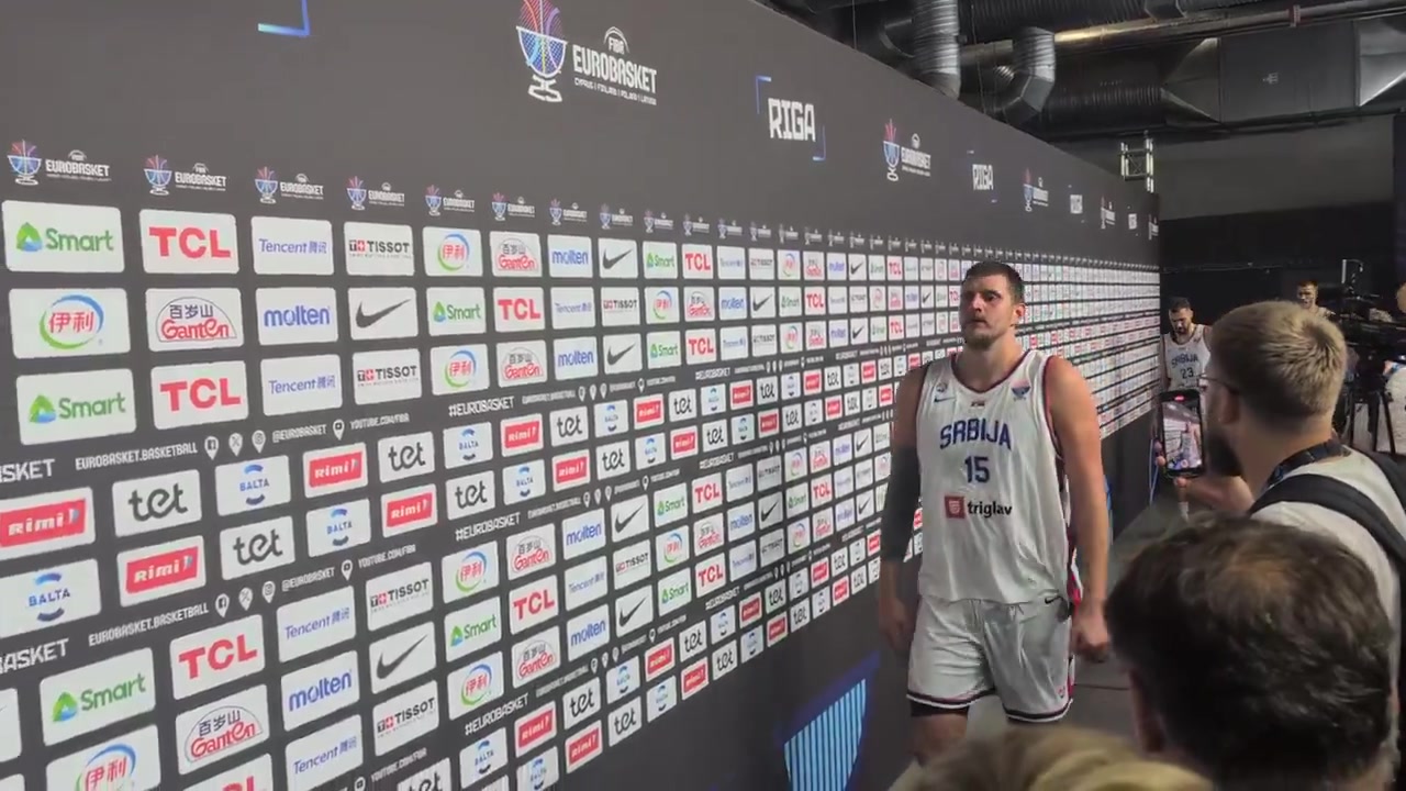 慘遭芬蘭爆冷淘汰約基奇賽后一臉落寞走過(guò)采訪區(qū)