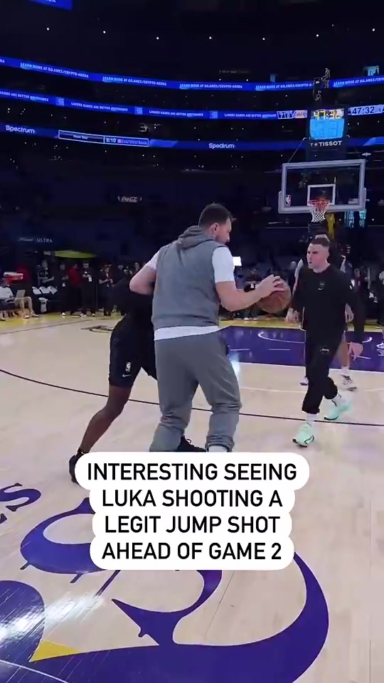 真沒(méi)見(jiàn)過(guò)你用啊東契奇此前熱身居然耍了一手罕見(jiàn)的標(biāo)準(zhǔn)跳投