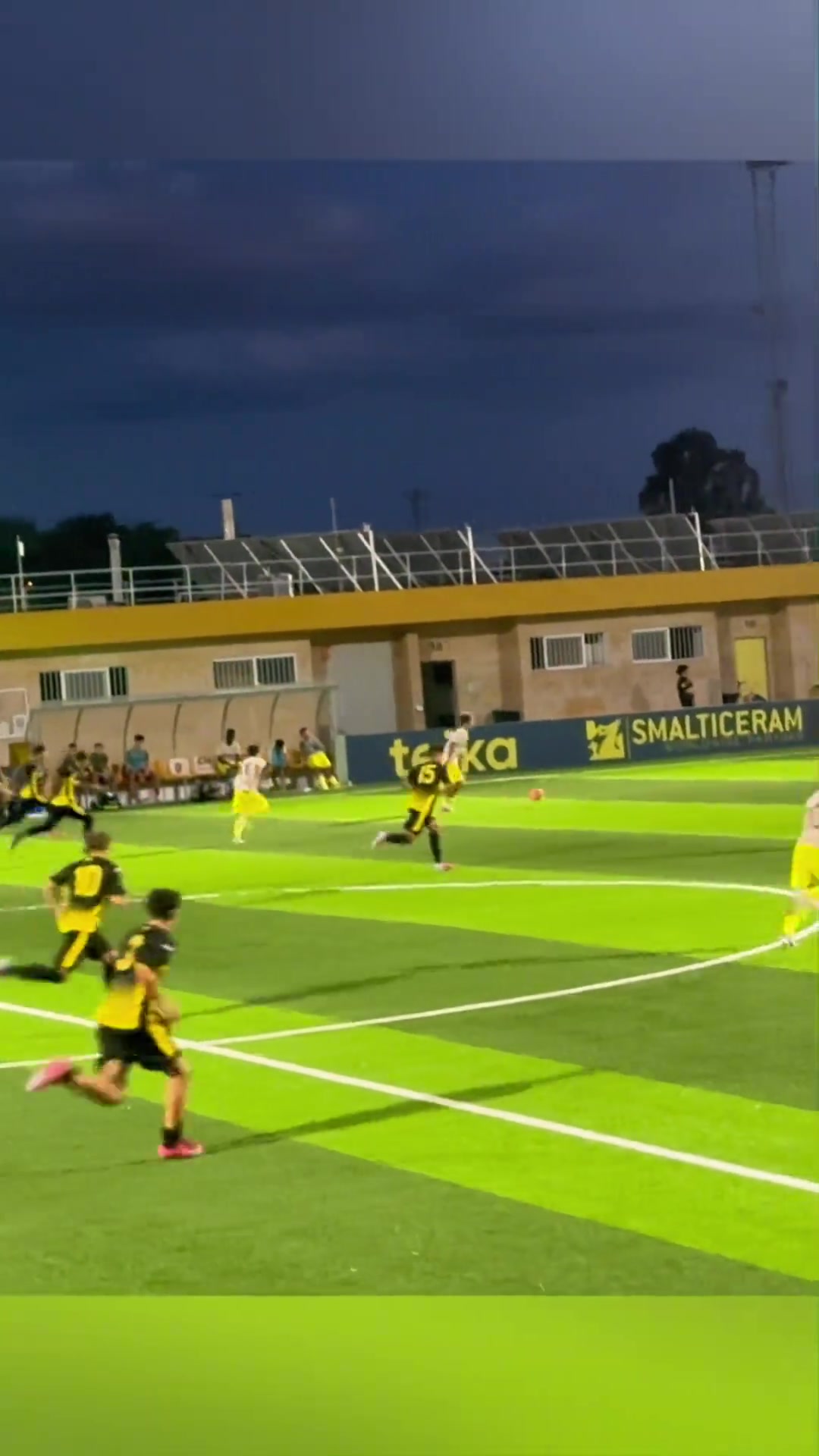 劉凱源這左右轉(zhuǎn)移真絲滑全場(chǎng)盯他的是對(duì)手隊(duì)長(zhǎng)2號(hào)