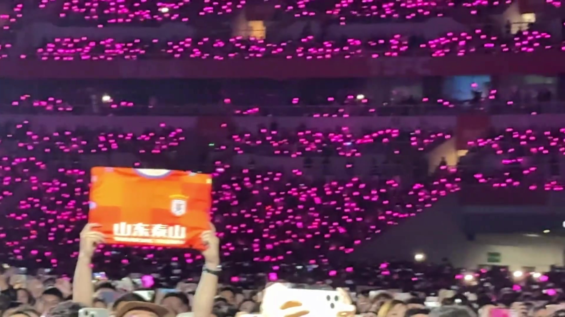 看到泰山球衣還以為走錯片場周杰倫演唱會濟(jì)南站驚現(xiàn)泰山球衣