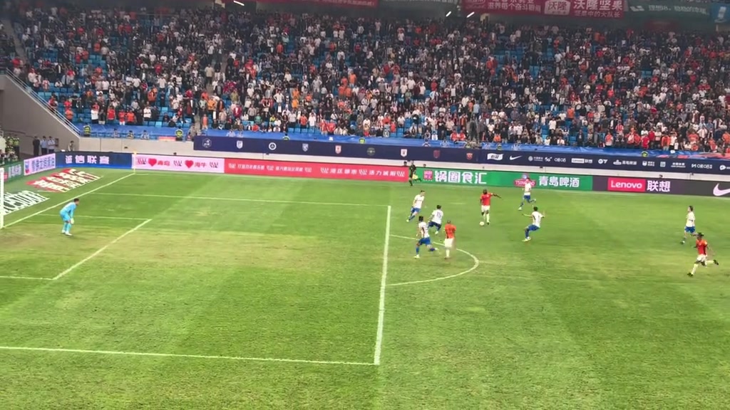 現(xiàn)場實(shí)拍泰山隊(duì)被絕平王大雷無奈舉手不滿防守