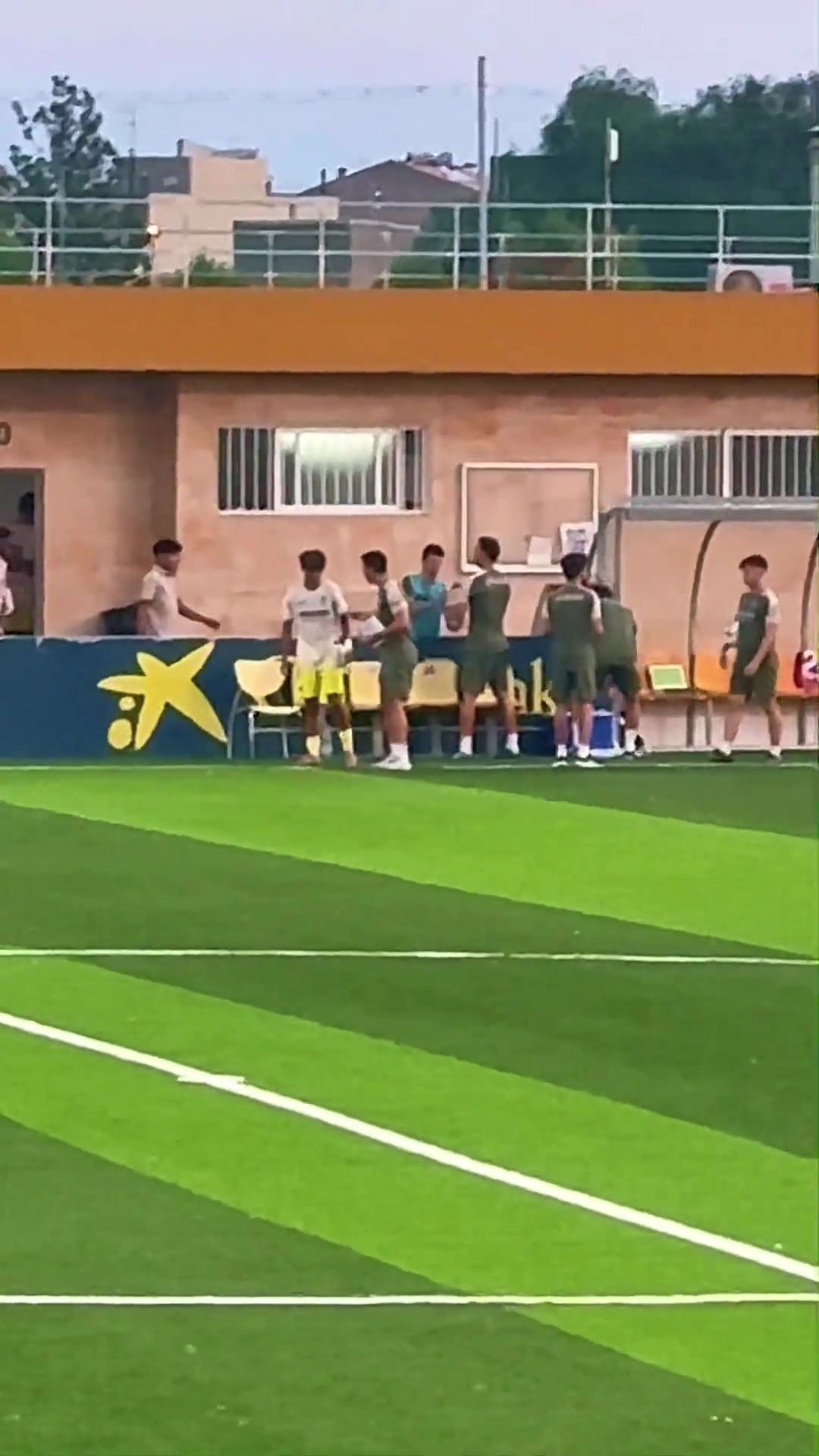 細(xì)節(jié)比賽中場(chǎng)休息時(shí)教練單獨(dú)對(duì)劉凱源開(kāi)小灶但劉凱源西語(yǔ)差些