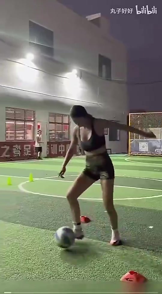 張曼源這素顏看起來真不錯此前踢球時練得渾身是汗啊