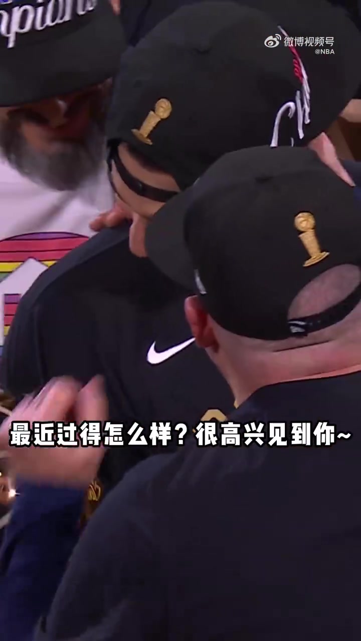 笑死穆雷從馬龍教練手中接過(guò)獎(jiǎng)杯后不停地喊寶貝寶貝