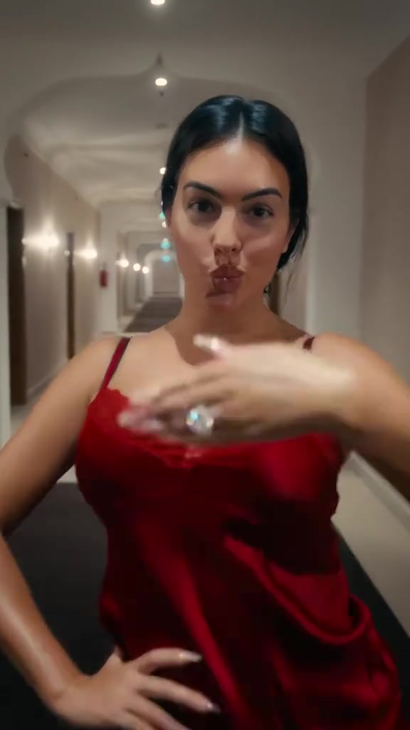 喬治娜最近時(shí)刻都在秀C羅求婚大鉆戒