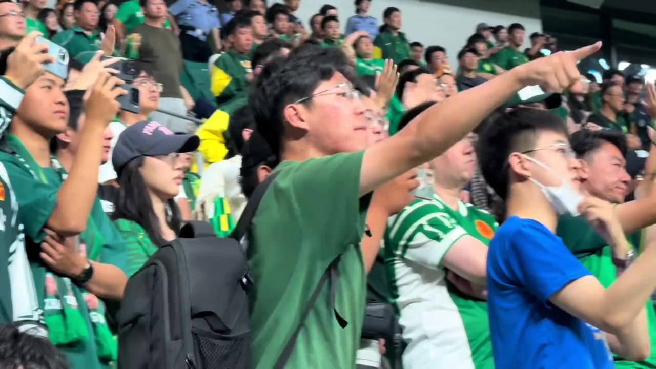 國安球迷百感交集實(shí)拍賽后謝場工體漫罵聲與鼓勵聲交織