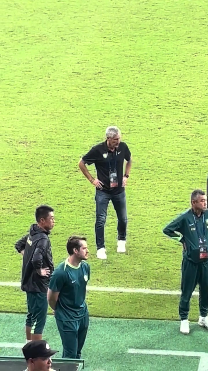 昔日巴薩主帥的無奈實(shí)拍賽后塞蒂恩在工體獨(dú)自矗立許久