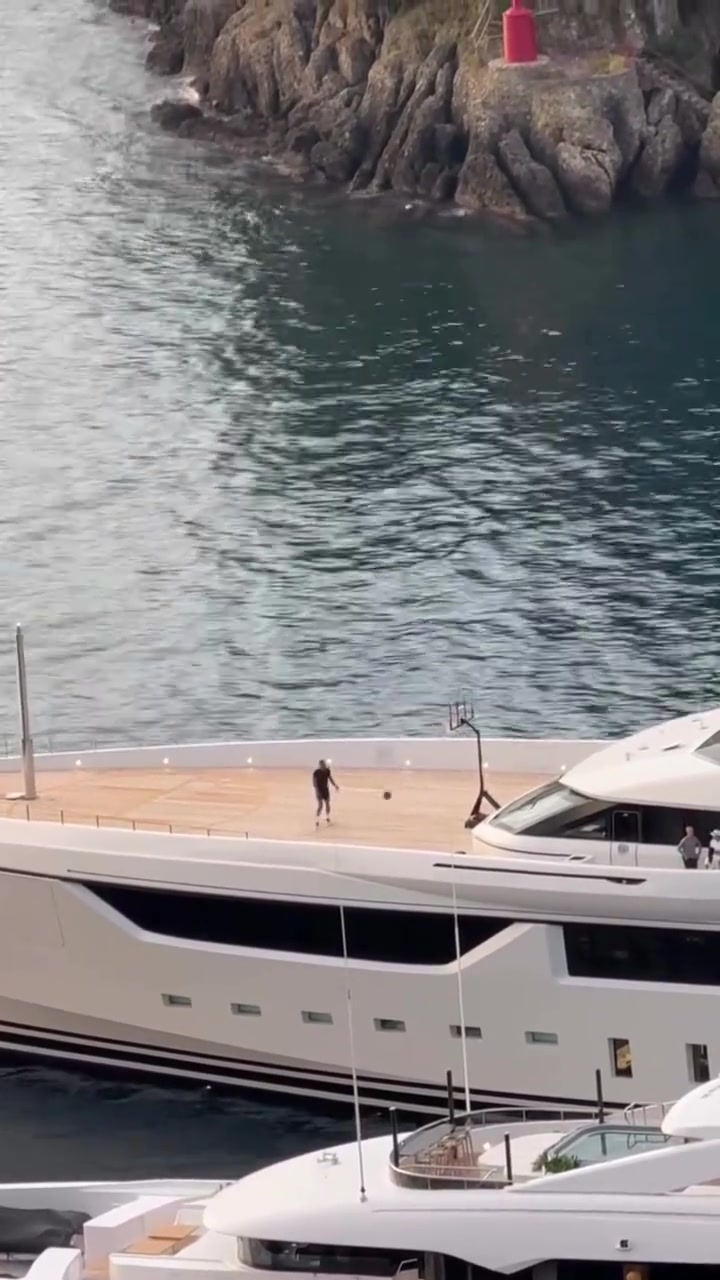 多少人夢寐以求生活威少攜妻度假在超豪華游艇球場上訓(xùn)練