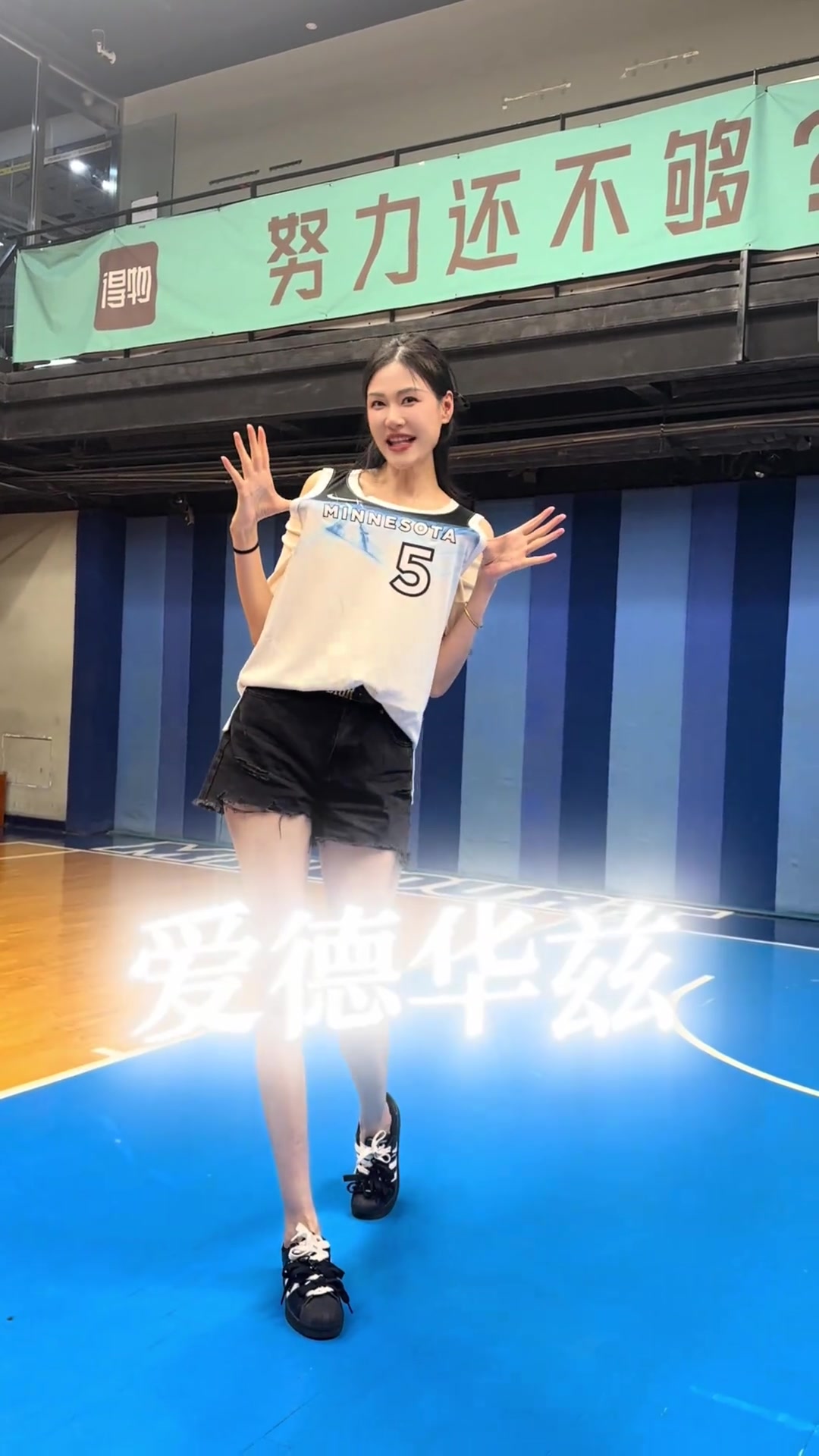 許諾有195CM 那么華子有多高華子給許諾簽名并合照