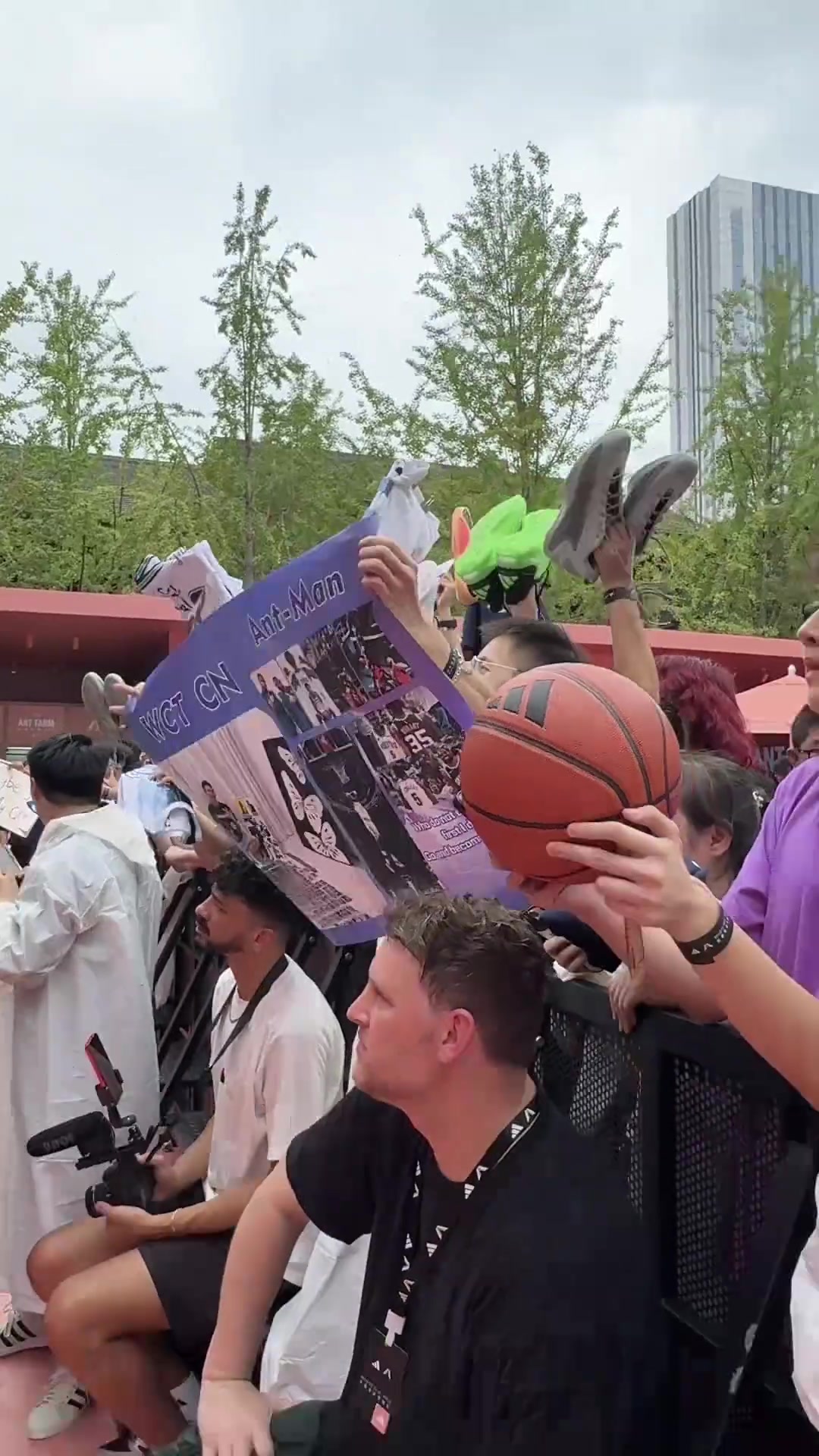 周玲安愛德華茲來到成都體驗(yàn)了川劇面具 還戴上了贈(zèng)送的面具