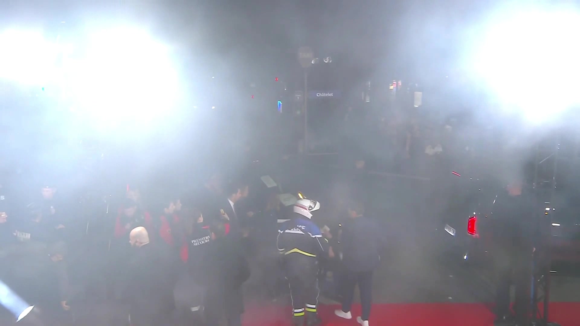 啥情況金球獎(jiǎng)結(jié)束后場館外大批聚眾高喊婊子養(yǎng)的巴薩