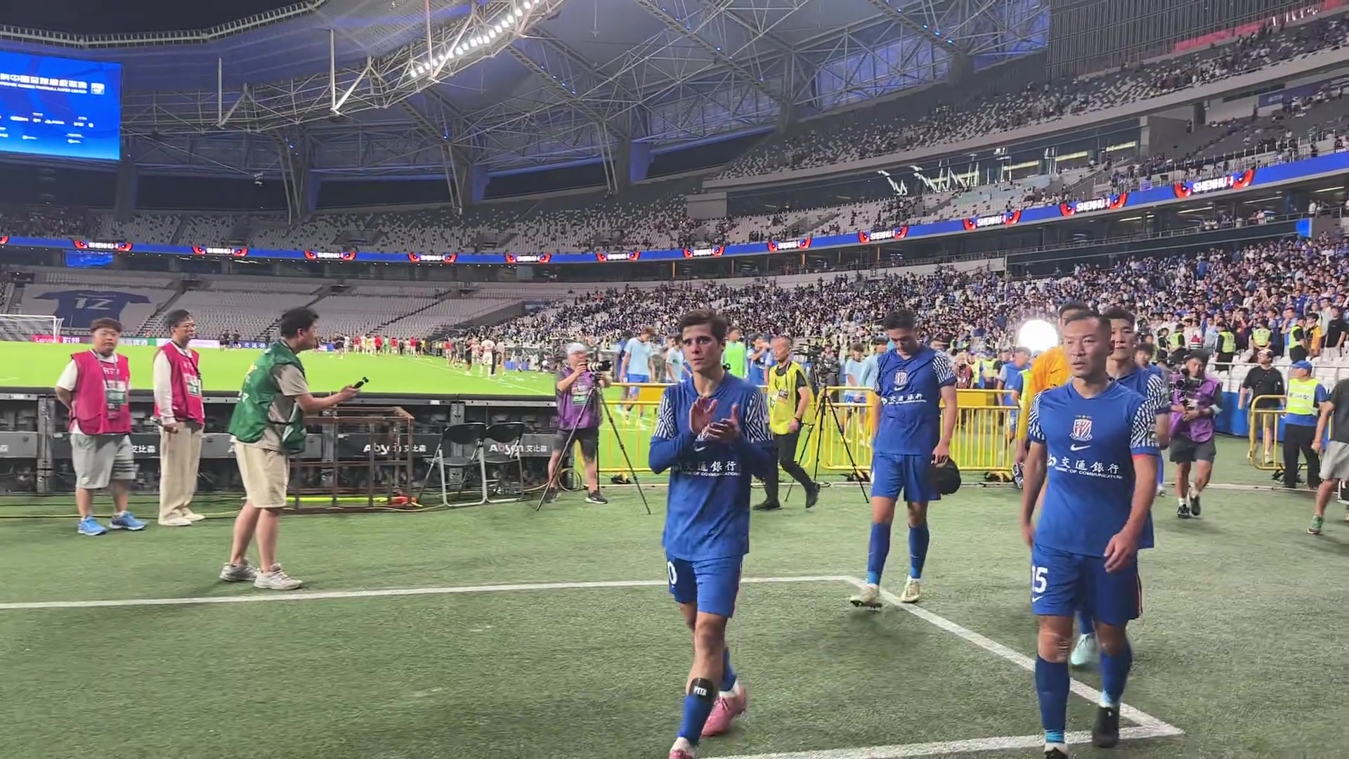 申花補(bǔ)時被成都絕平喪失爭冠主動權(quán)全場球迷仍高唱努力拼搏