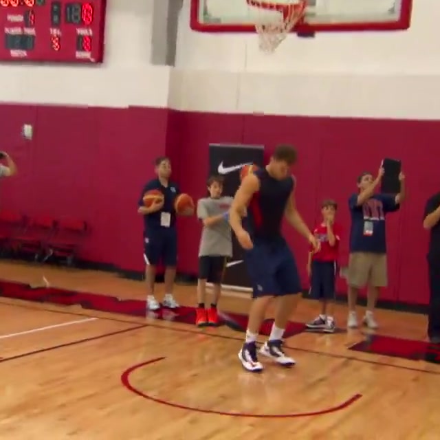 格里芬美國(guó)隊(duì)訓(xùn)練表演炸扣乍一看圍觀小孩里好多未來(lái)球星