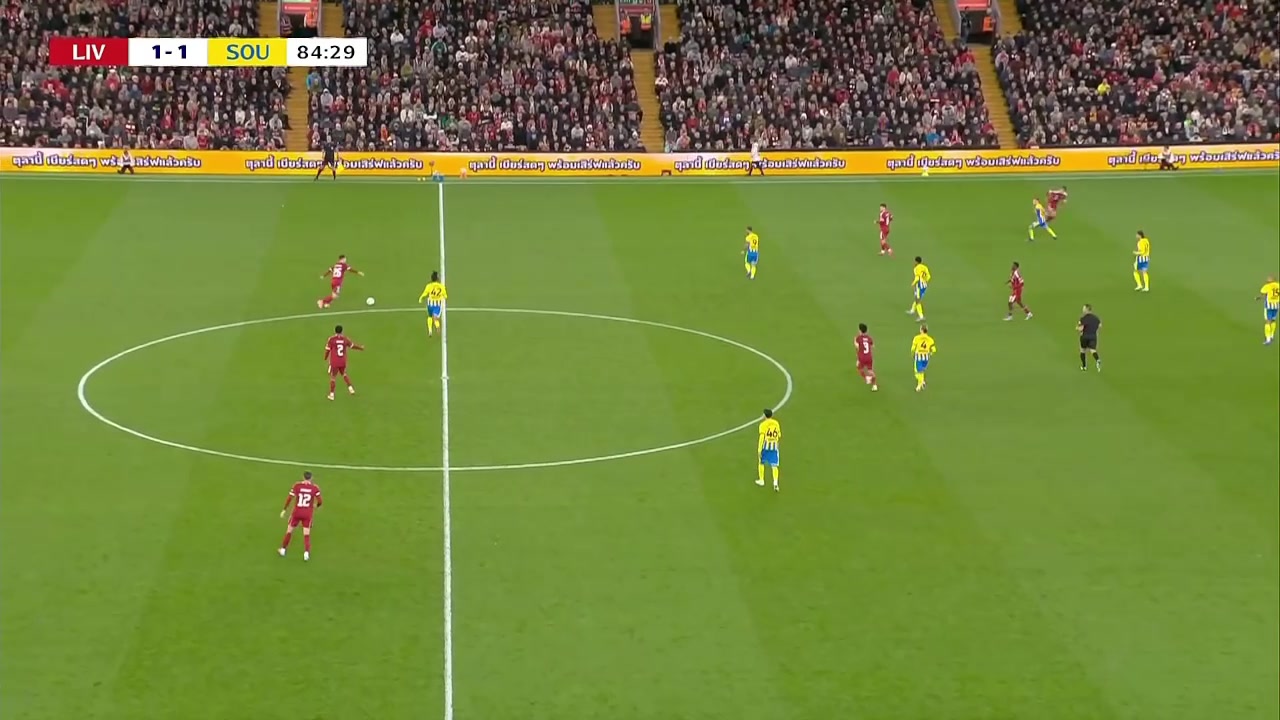 進球染紅?；倏诉M球脫衣慶祝兩黃變一紅 基耶薩單刀無私助攻