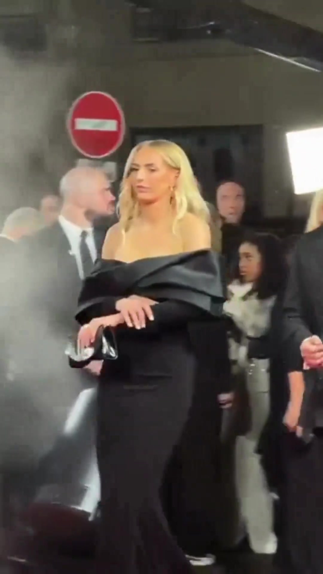 這一身屬實(shí)驚艷全場(chǎng)了凱莉身著低胸黑色禮裙亮相金球獎(jiǎng)典禮