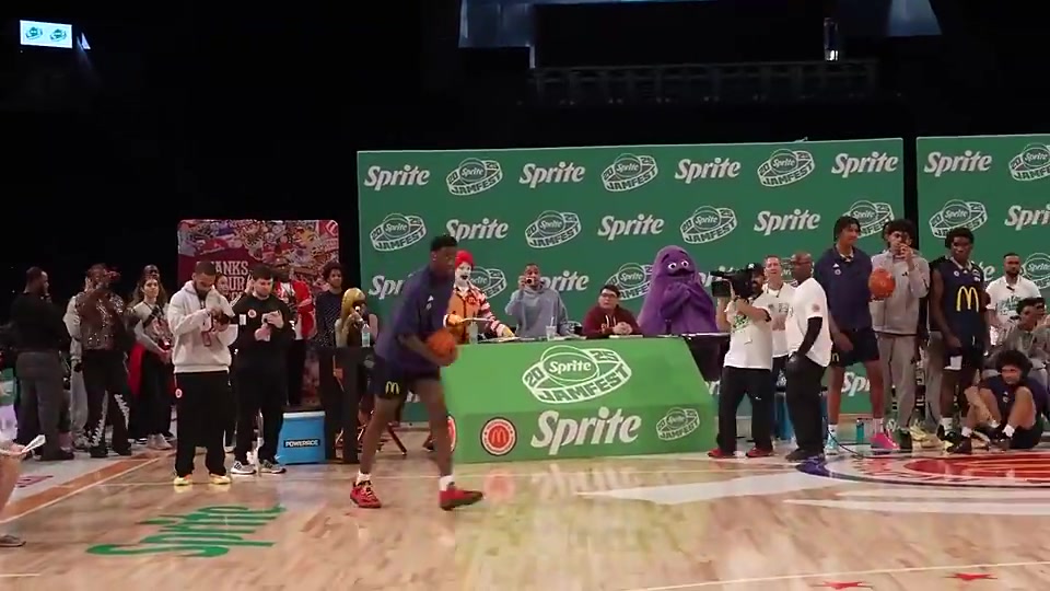 這就是摸籃板上沿的彈跳26年?duì)钤鬅岬习嗨_飛越里斯炸扣