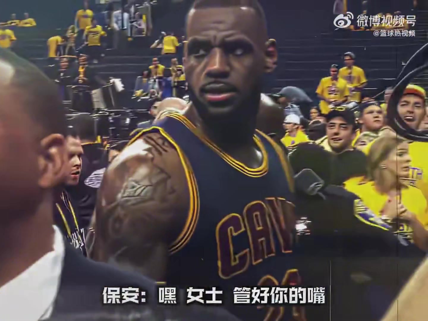 勇士場邊球迷罵詹姆斯當孬種的感覺怎么樣老詹停下來看了一眼沒有理會