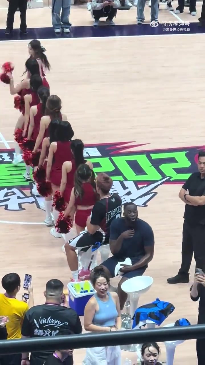 身旁有啦啦隊美女熱舞追夢卻不為所動和身后觀眾battle