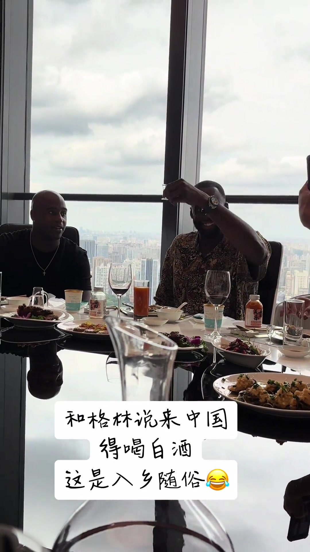 還知道杯要比別人低烤肉姐曬追夢中國行體驗喝白酒