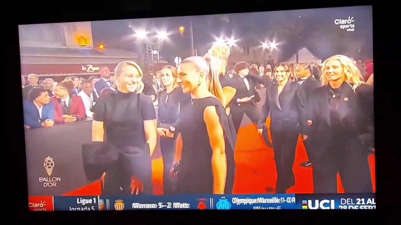 阿森納女足球員走紅毯時(shí)被絆了一下隨后忍不住哈哈大笑