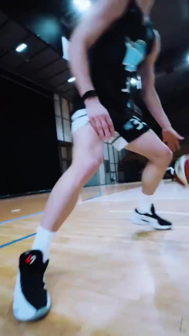 羨慕了東契奇送給斯洛文尼亞當(dāng)?shù)厍蜿犚蝗艘浑p盧卡4代球鞋