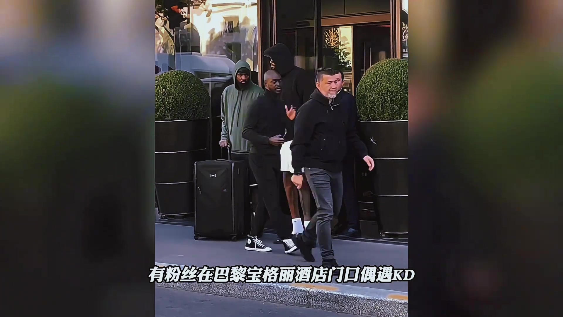 什么叫球癡啊阿杜到哪都不忘練球也玩虛空運球