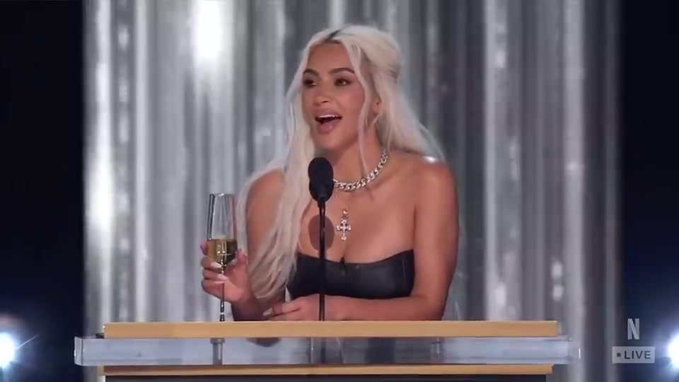 金-卡戴珊早先參加美國(guó)吐槽大會(huì)被噓到說不了話