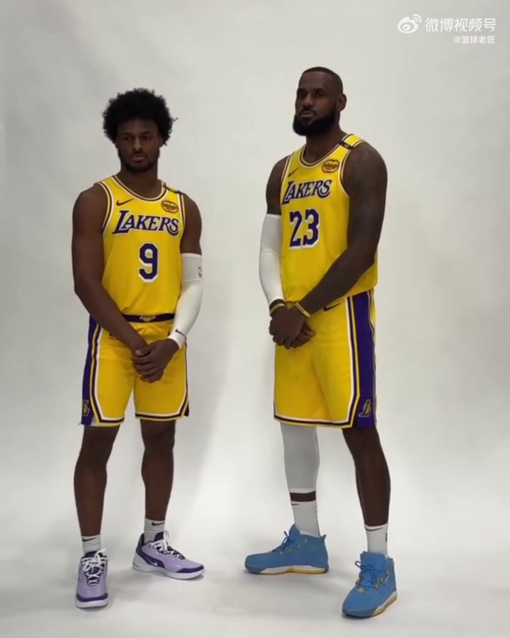 歷史性時(shí)刻去年湖人媒體日詹姆斯與布朗尼一起拍合照