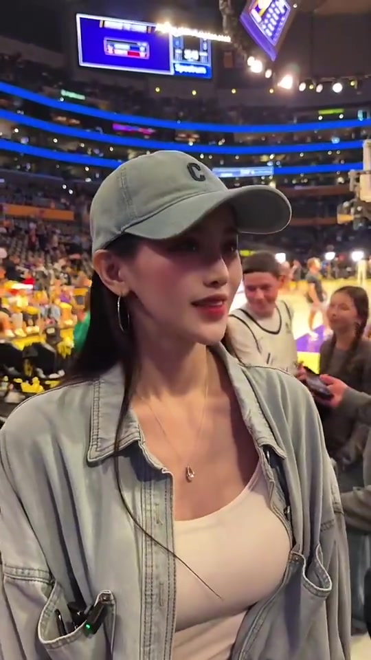 此前美女球迷現(xiàn)場看球被問到心目中前三球星詹姆斯科比華子