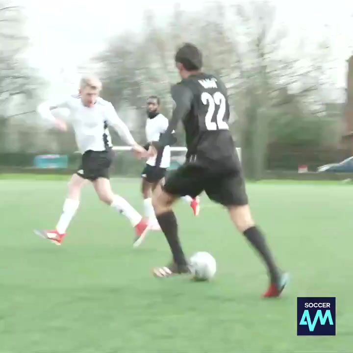 讓我們回顧一下卡卡在五人制比賽中的這粒進球