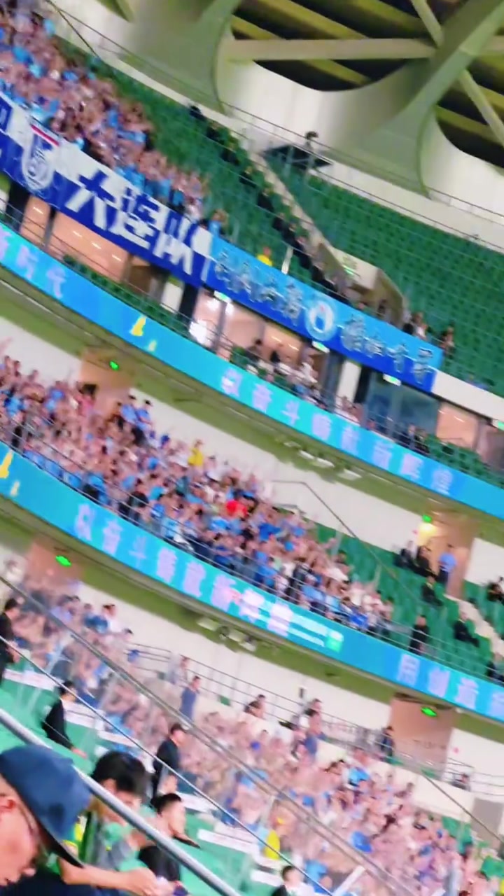 很有氣勢(shì)實(shí)拍大連遠(yuǎn)征軍做客工體三層看臺(tái)座無虛席