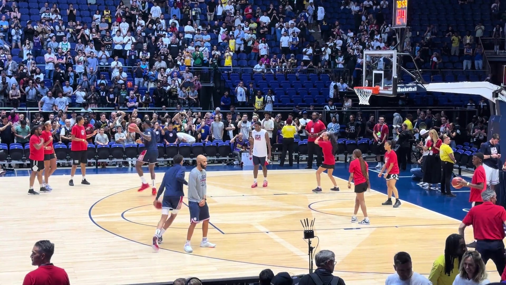 球迷拍攝詹姆斯熱身連續(xù)四個(gè)中投尷尬不中一旁華子看得直撓頭