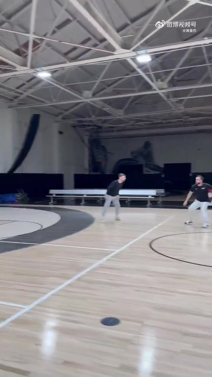 沒有參加勇士的迷你訓練營庫明加自己又在單練了