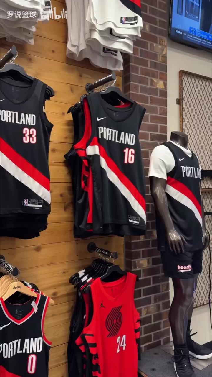 試戴帽子太搞笑楊瀚森逛開拓者球迷商店買16號(hào)球衣送人