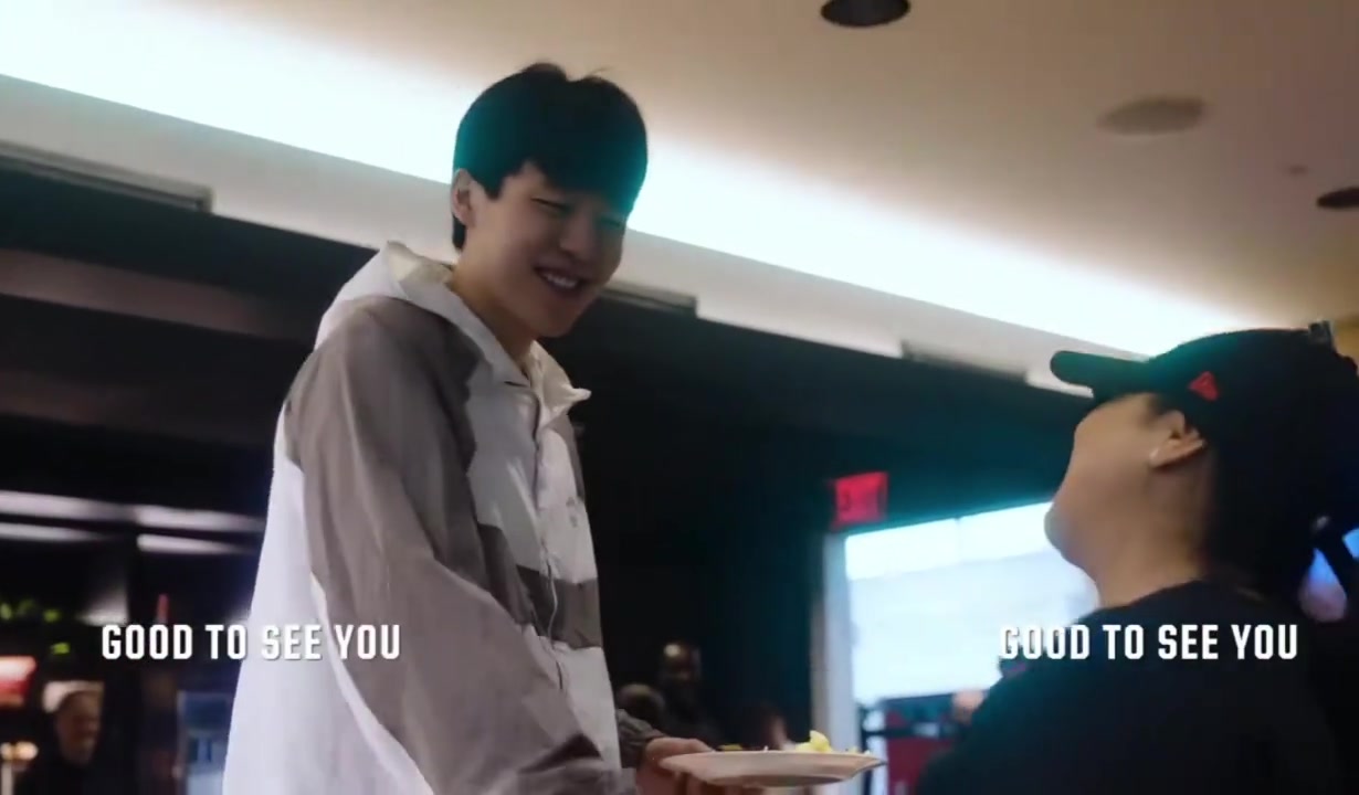 自信大方楊瀚森抵達(dá)波特蘭紀(jì)錄片與隊(duì)友工作人員用英語交流