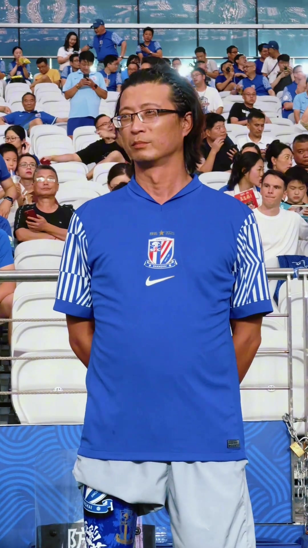 單足支撐藍色信仰申花球迷陶吾煒賽前擔任主場國歌領唱人