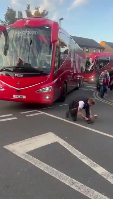 水晶宮球迷賽后故意阻攔利物浦大巴只為唱你們是坨屎