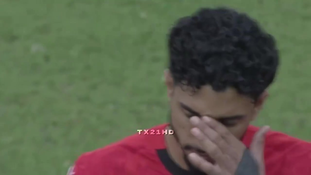 傷退馬爾穆什在對(duì)陣布基納法索時(shí)膝蓋受傷瞬間