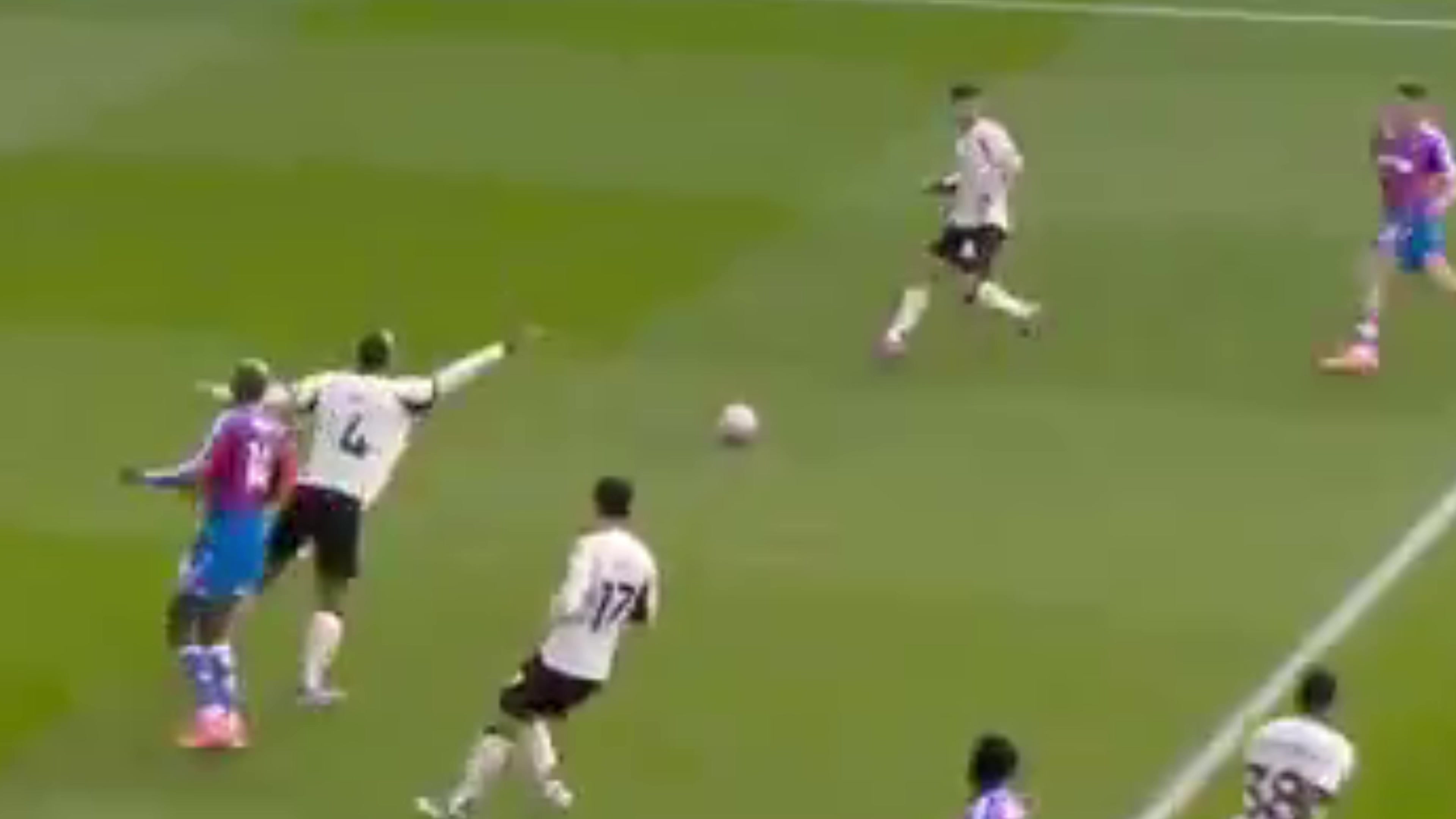 你在干嘛范迪克示意科爾克茲大腳解圍后者送邊線球?qū)е卤唤^殺