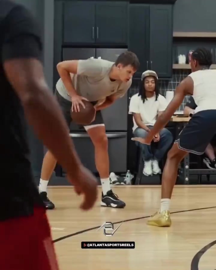 湖人夢(mèng)寐以求的中鋒凱斯勒這個(gè)夏天似乎又長(zhǎng)壯了