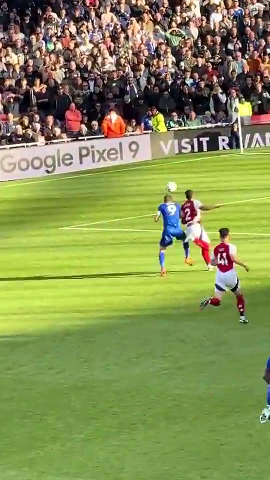 壯如牛當(dāng)年瓦爾迪去撞薩利巴結(jié)果自己先倒下了太猛啦