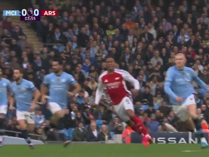 男人對(duì)決當(dāng)年哈蘭德和薩利巴這對(duì)抗也太狠了腦袋都撞一起了