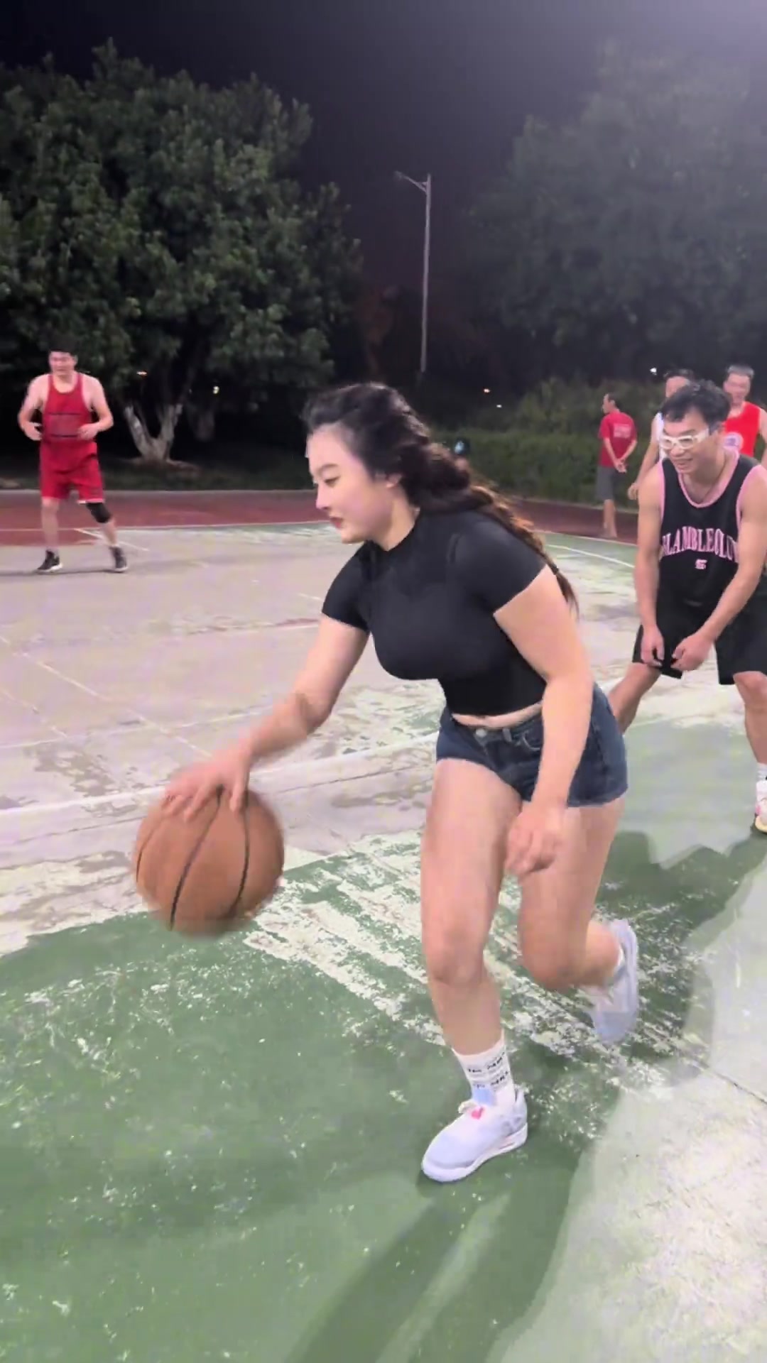 不懂就問野球場遇到主動搶球的女生該怎么進(jìn)攻