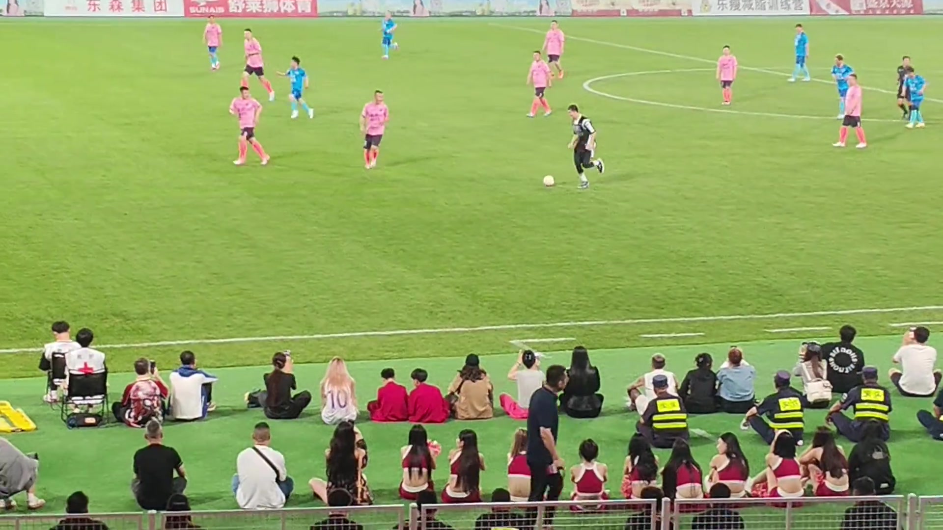 郭艾倫突入禁區(qū)被李曉旭犯規(guī)隨后執(zhí)行點球直接用手將球扔進