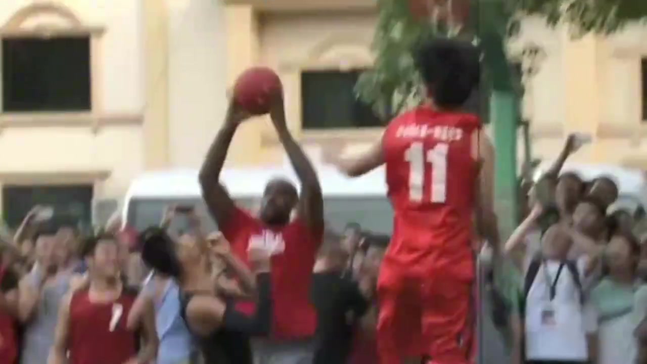 親民詹姆斯此前中國行與大學生球迷同場比賽 展示素質暴力劈扣