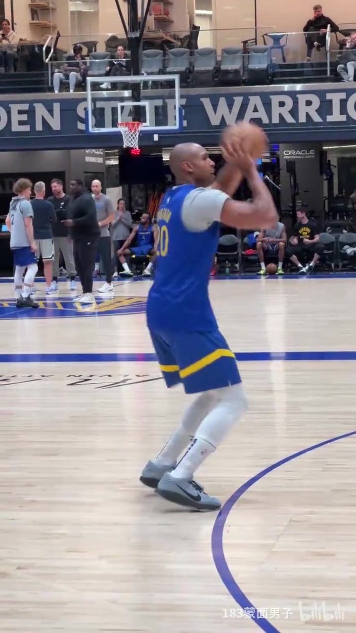 這就是老將霍福德剛開完發(fā)布會(huì)便馬不停蹄開啟訓(xùn)練