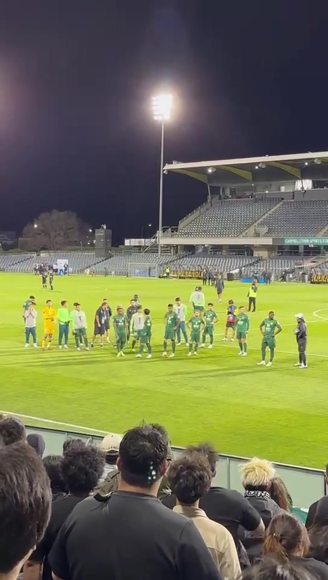 沖球迷豎中指楊立瑜謝場提前離開引球迷不滿被罵豎中指回應