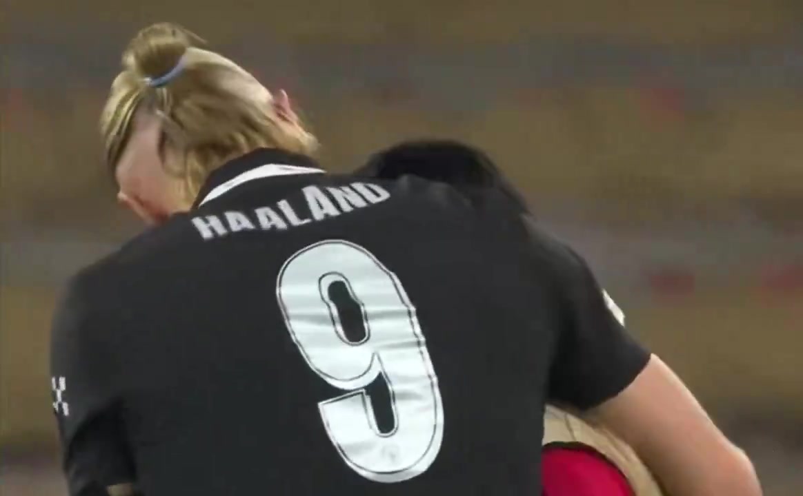 曾經(jīng)的隊友哈蘭德和南野拓實在歐冠聯(lián)賽中重聚