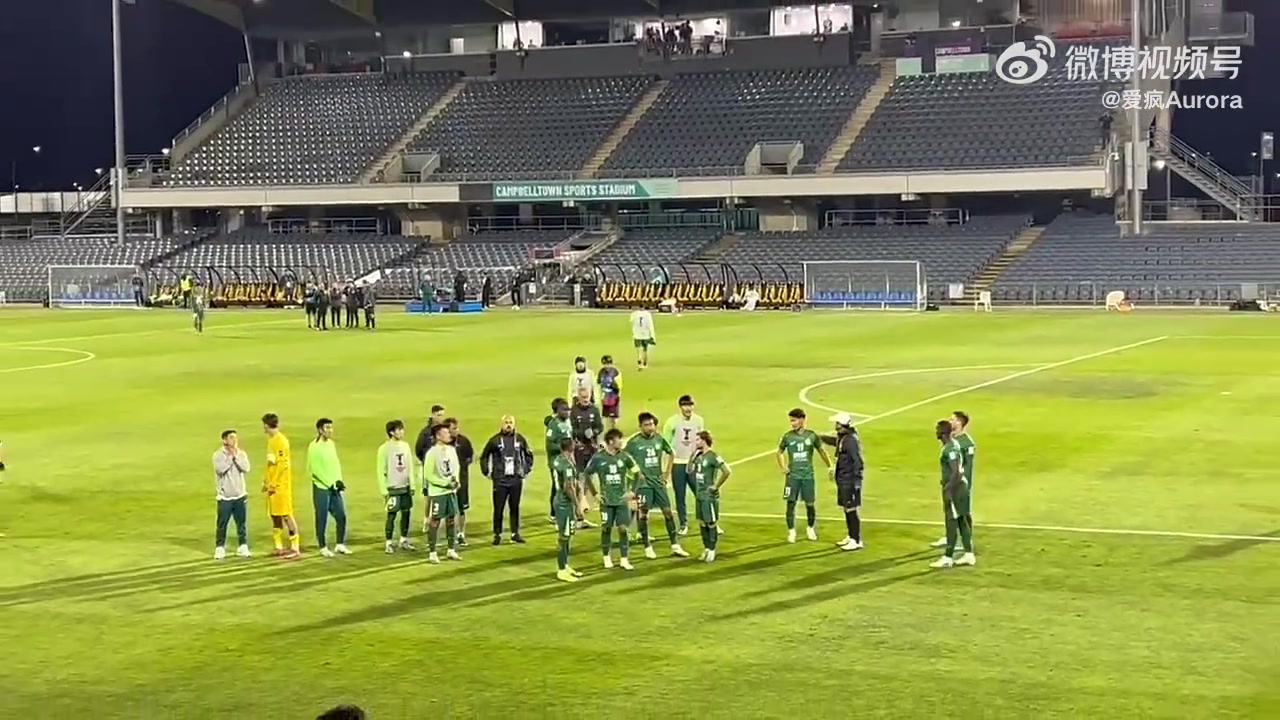 國安遠征球迷賽后怒罵SB楊立瑜楊立瑜鼓掌豎中指回應