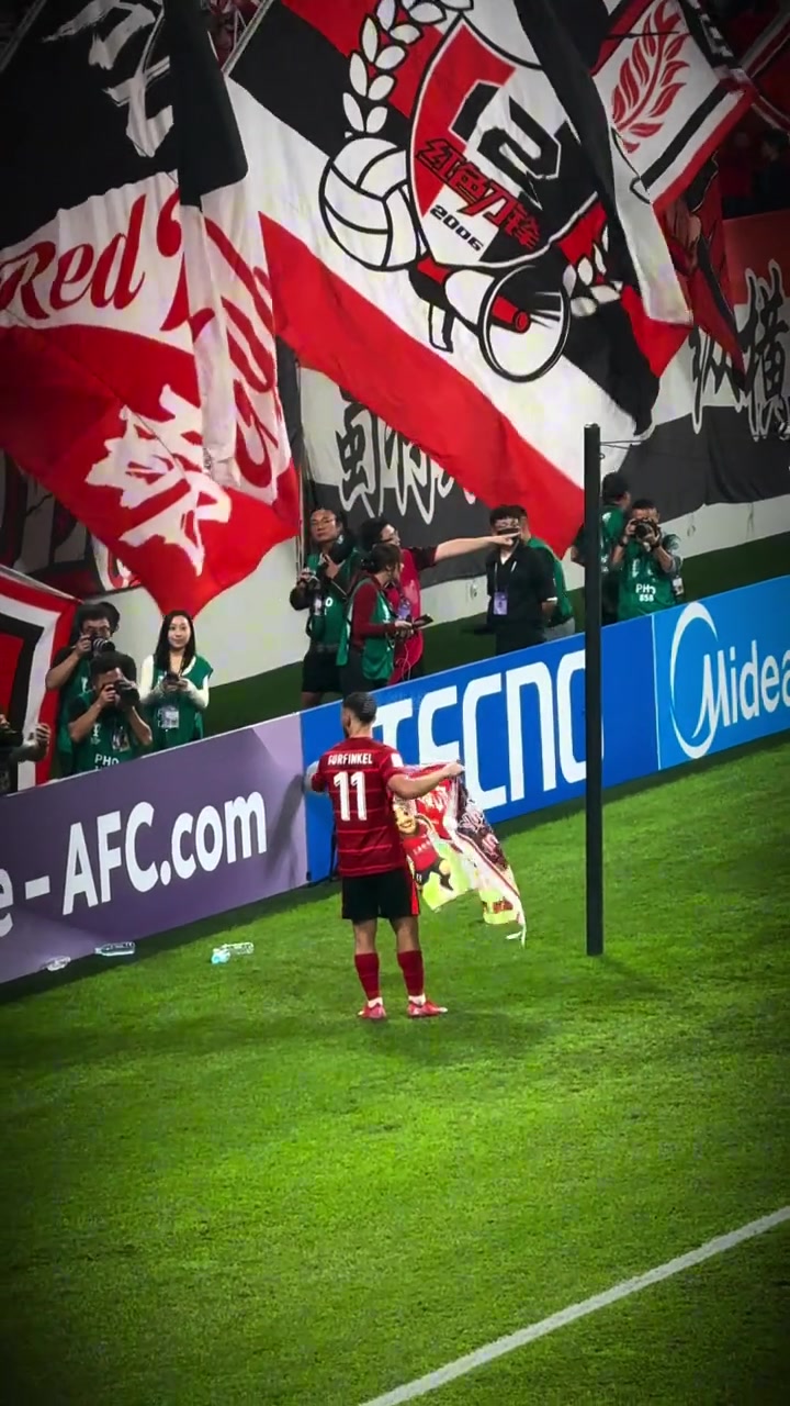 邊路飛翼小鋼炮丫丫賽后收到了球迷給他的應援旗